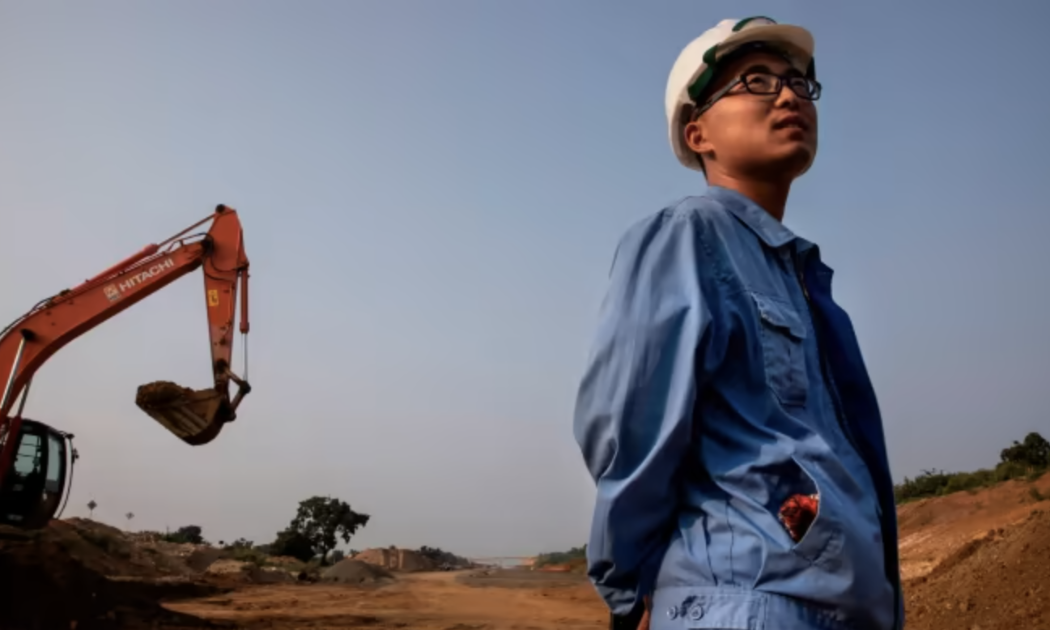 Một kỹ sư Trung Quốc làm việc trên công trường ở Hambantota, Sri Lanka - Ảnh: Getty/FT.