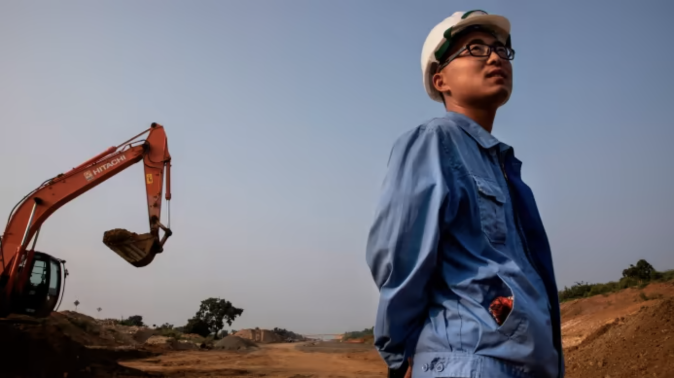 Một kỹ sư Trung Quốc làm việc trên công trường ở Hambantota, Sri Lanka - Ảnh: Getty/FT.