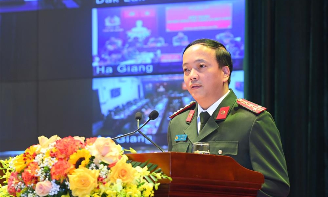 Đại tá Đặng Hồng Đức, Chánh Văn phòng Bộ Công an báo cáo kết quả công tác công an Quý I/2023. Ảnh: Bộ Công an.