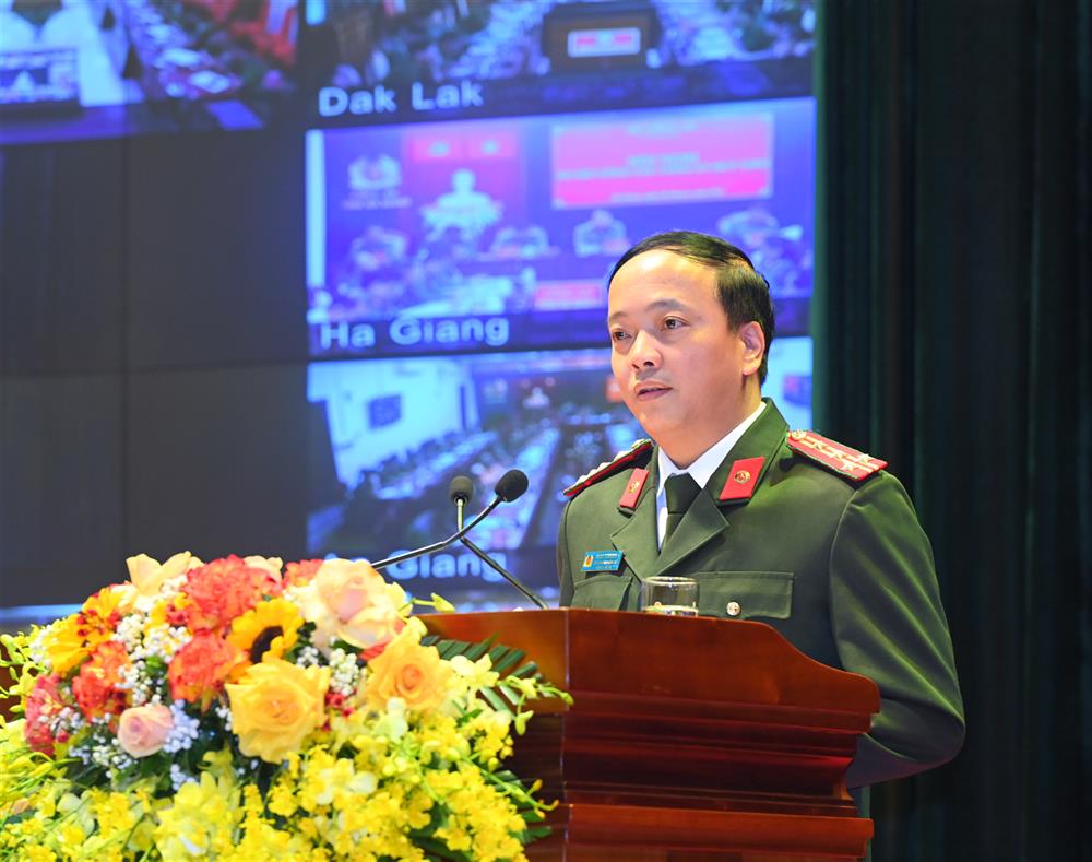 Đại tá Đặng Hồng Đức, Chánh Văn phòng Bộ Công an báo cáo kết quả công tác công an Quý I/2023. Ảnh: Bộ Công an.