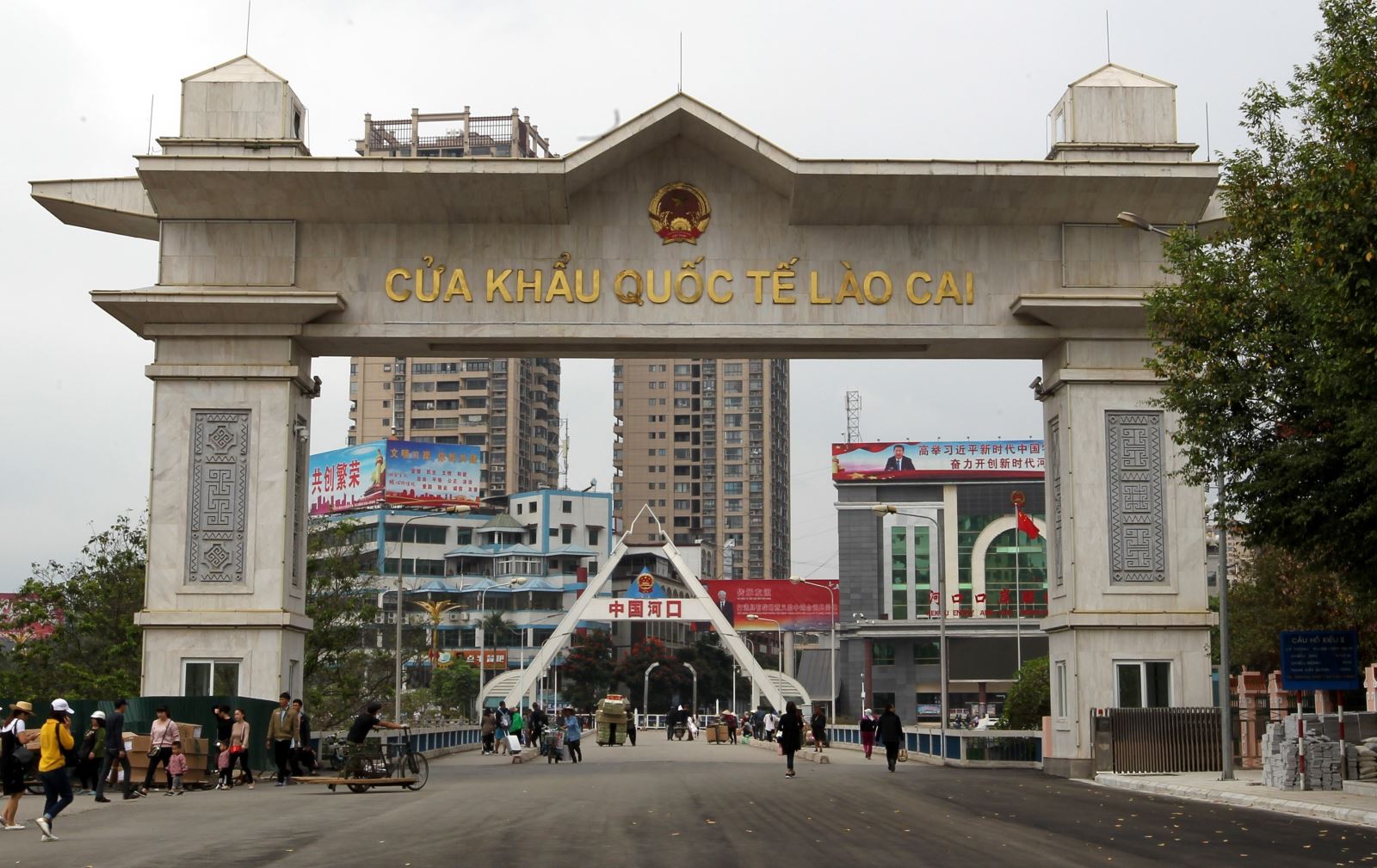 Từ ngày 8/1, người dân biên giới Việt - Trung tại cửa khẩu Lào Cai - Hà Khẩu đã có thể làm thủ tục xuất, nhập cảnh sau gần 3 năm bị gián đoạn vì dịch Covid-19.