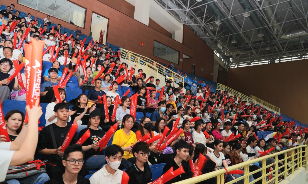 Những khán đài đầy ắp cổ động viên đã nói lên sự hấp dẫn của mùa giải năm nay.