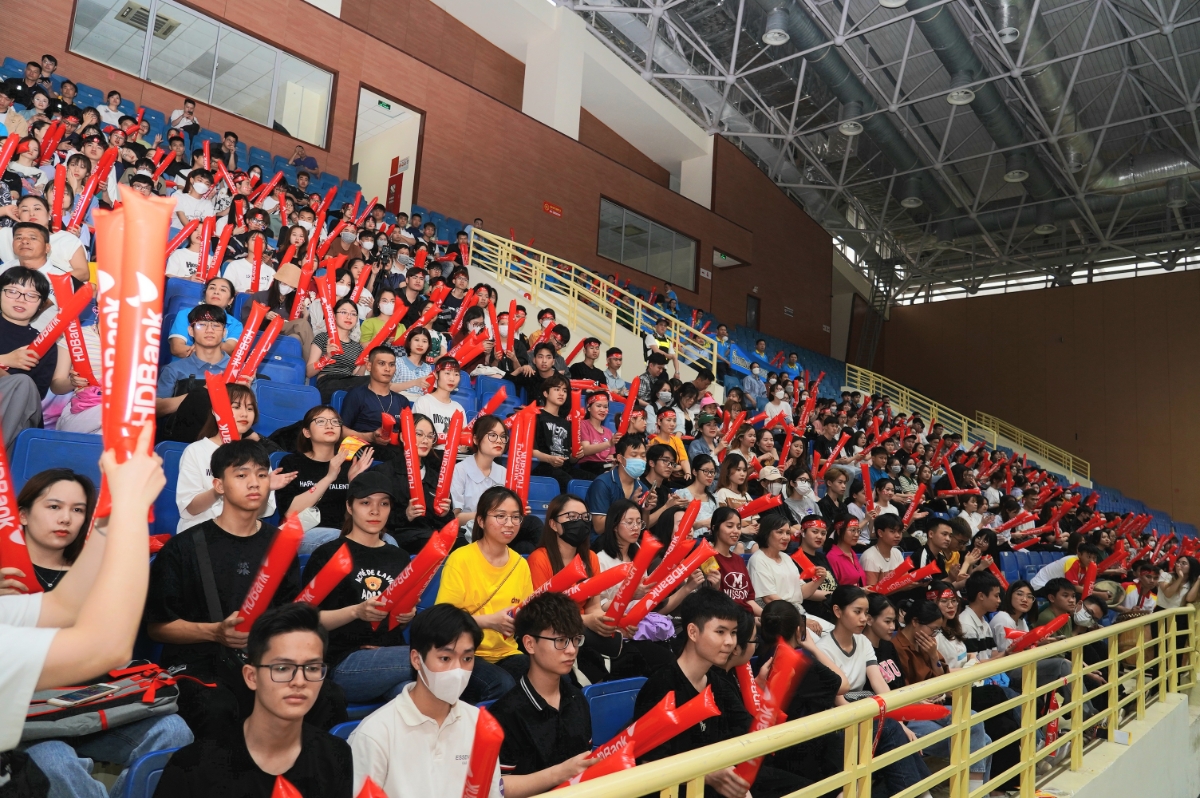 Những khán đài đầy ắp cổ động viên đã nói lên sự hấp dẫn của mùa giải năm nay.