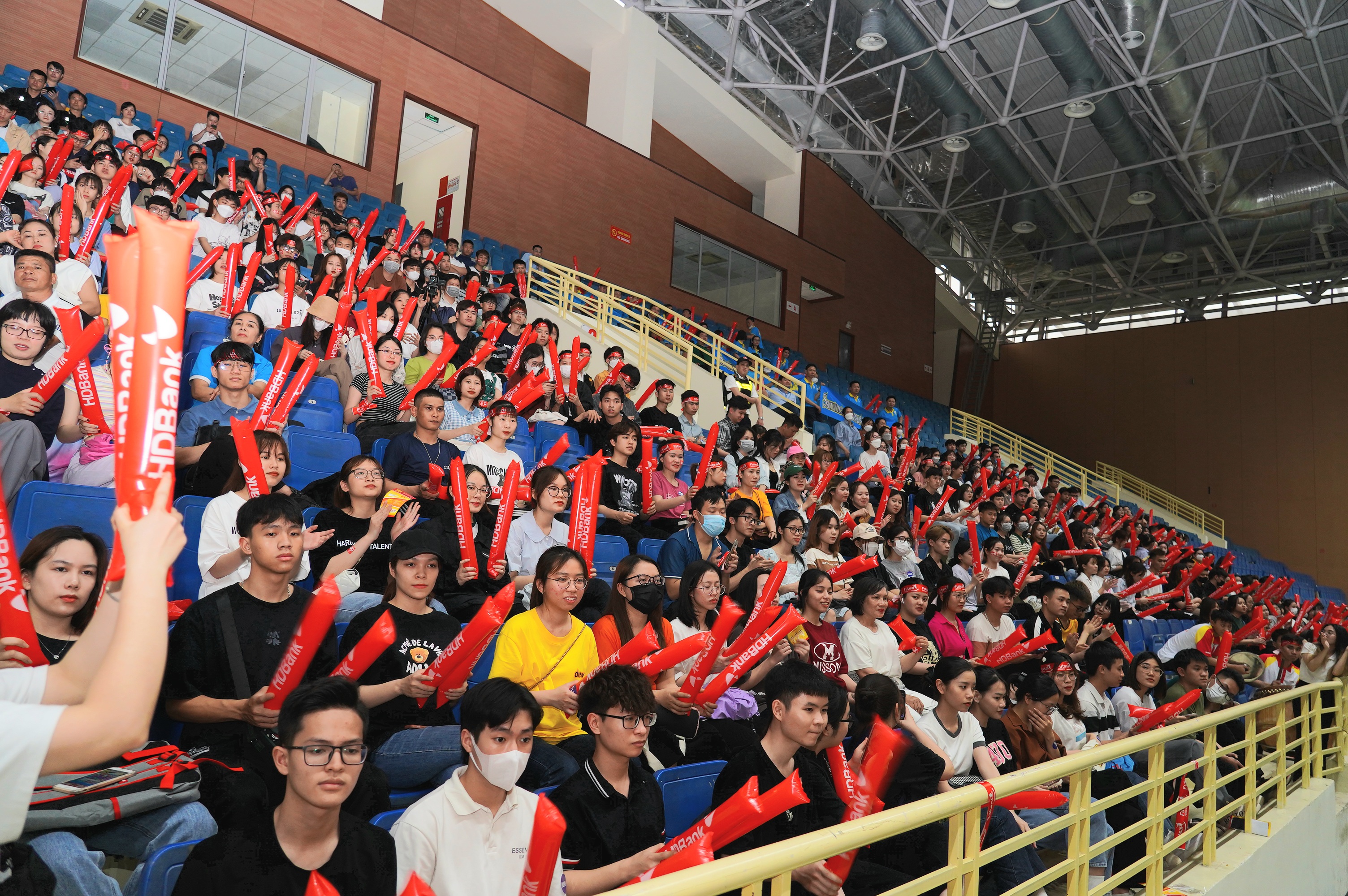 Những khán đài đầy ắp cổ động viên đã nói lên sự hấp dẫn của mùa giải năm nay.