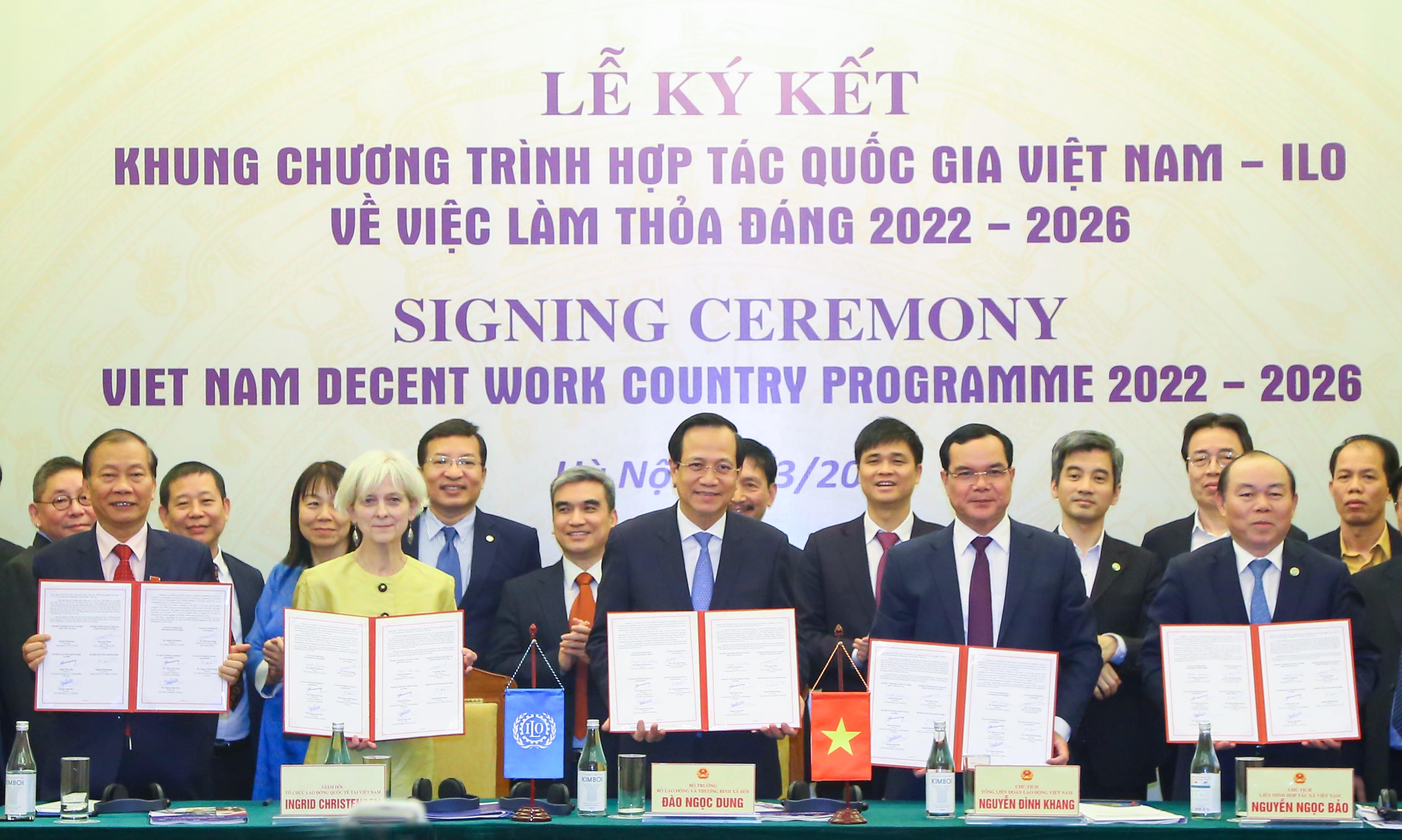 Đại diện các cơ quan tại lễ ký kết Khung Chương trình Quốc gia Việc làm thỏa đáng của Việt Nam giai đoạn 2022-2026. Ảnh - MOLISA.