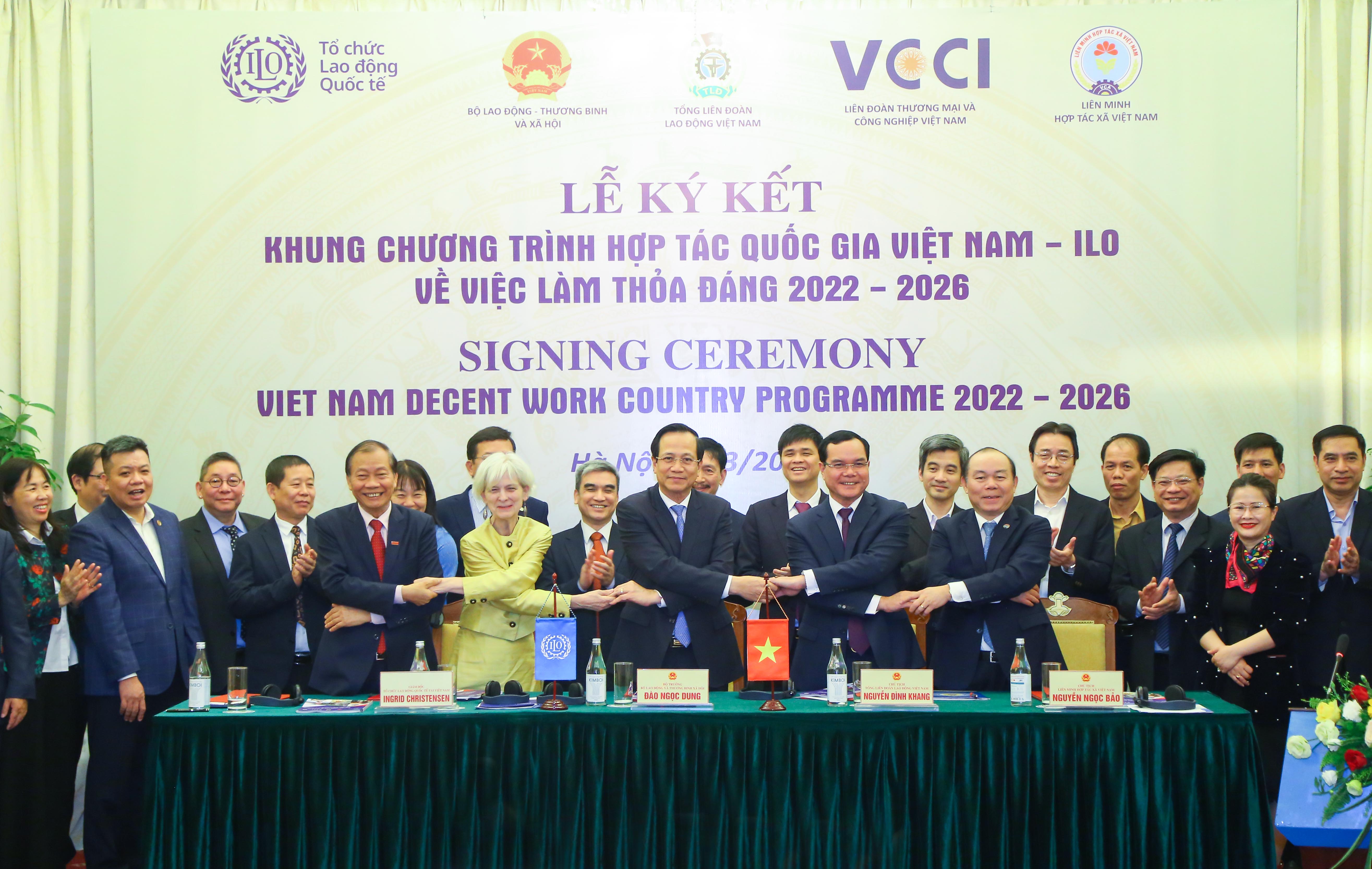 Đây là Khung Chương trình Quốc gia về Việc làm thỏa đáng lần thứ tư của Việt Nam. Ảnh - MOLISA. 
