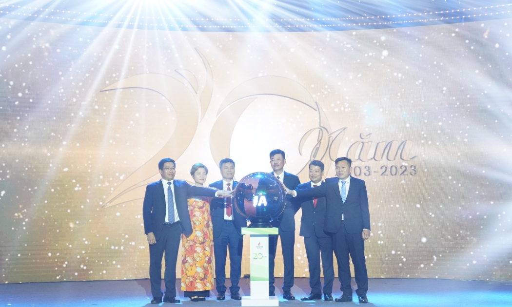 Lãnh đạo PVFCCo thực hiện nghi thức Kỷ niệm 20 năm “Cho mùa bội thu”.