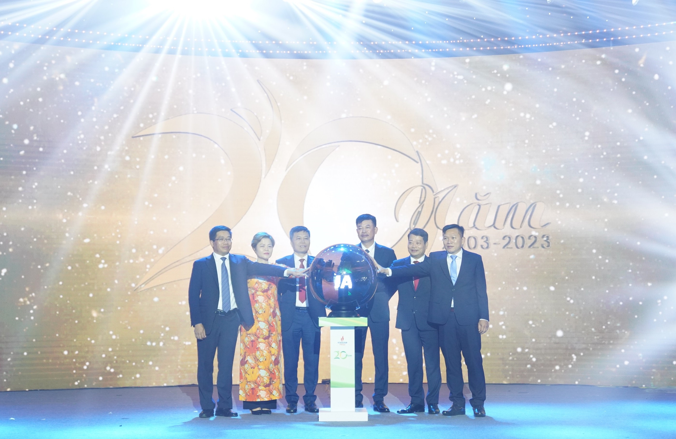 Lãnh đạo PVFCCo thực hiện nghi thức Kỷ niệm 20 năm “Cho mùa bội thu”.