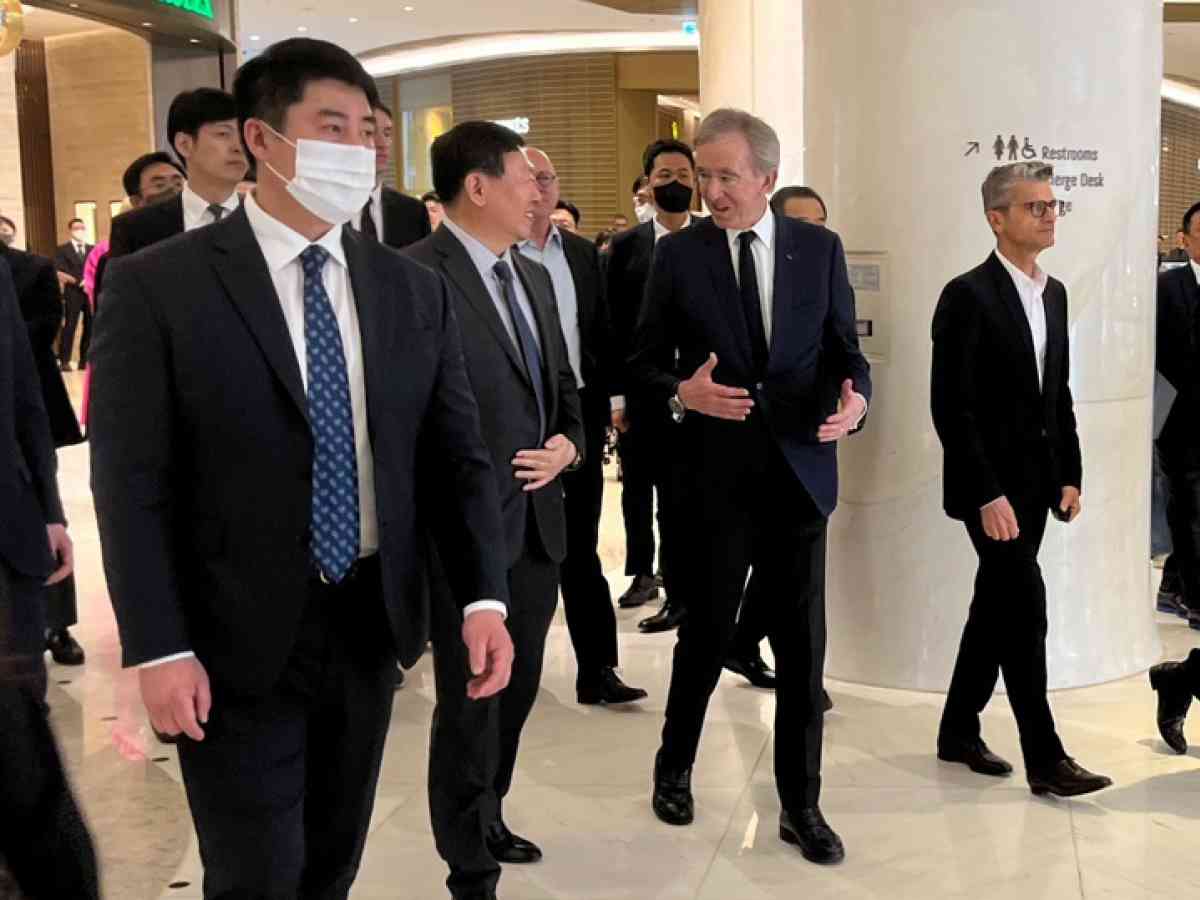 Chủ tịch Tập đoàn Lotte Shin Dong-bin và ông Bernard Arnault tại Cửa hàng bách hóa Lotte ở Jamsil, phía nam Seoul.