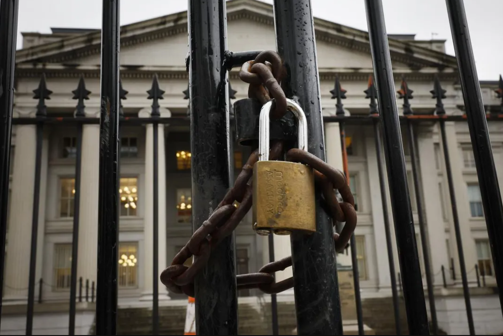 Thị trường t&agrave;i ch&iacute;nh to&agrave;n cầu những tuần qua hứng chịu c&uacute; sốc lớn - Ảnh: Reuters