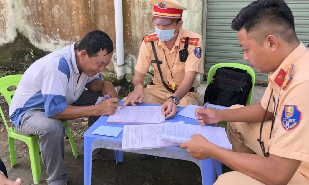 Trường hợp quá thời hạn thi hành quyết định xử phạt vi phạm hành chính mà chưa nộp tiền phạt thì sẽ bị cưỡng chế và nộp thêm tiền chậm nộp.