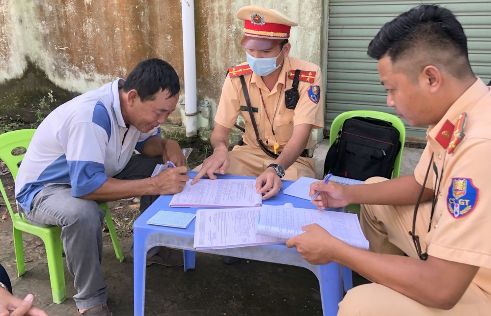 Trường hợp quá thời hạn thi hành quyết định xử phạt vi phạm hành chính mà chưa nộp tiền phạt thì sẽ bị cưỡng chế và nộp thêm tiền chậm nộp.