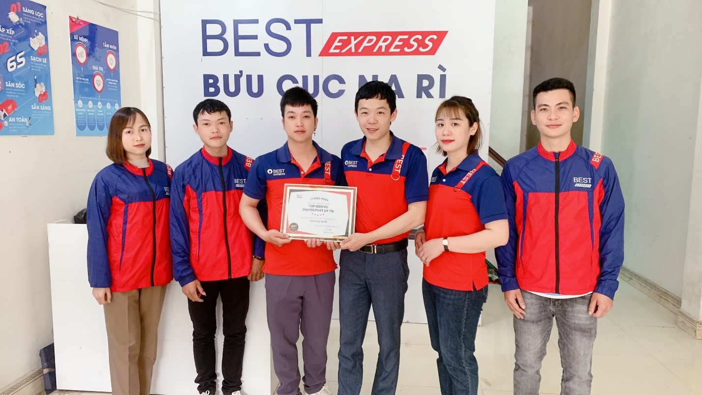 Bưu cục Na Rì (Bắc Kạn) nhận bằng khen cho nỗ lực tăng cường chất lượng dịch vụ. Ảnh: BEST Express.