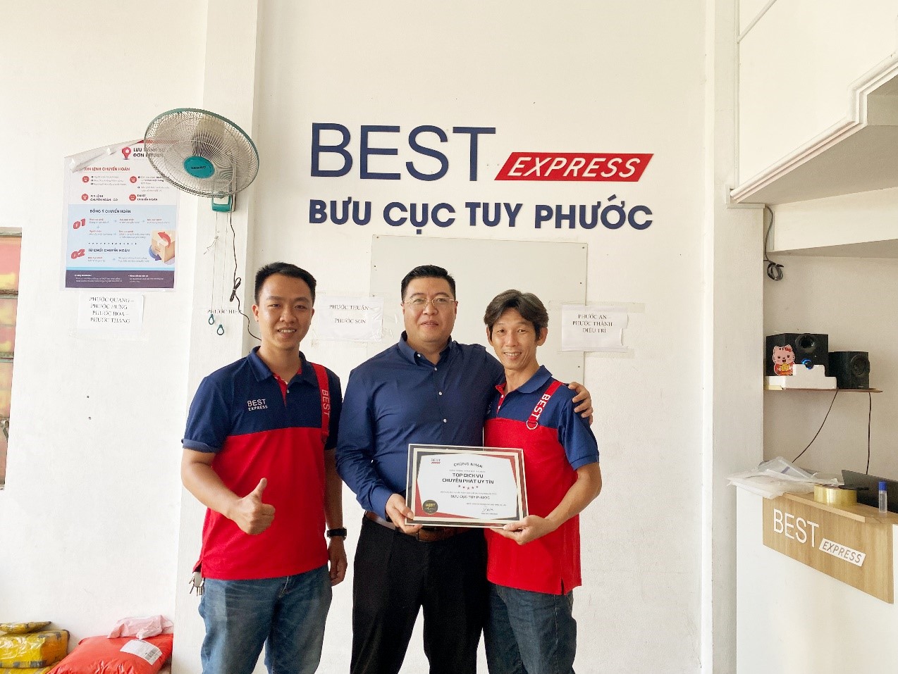Ông Jackson Shu - Giám đốc khu vực miền Trung, đại diện BEST Express trao bằng khen cho bưu cục Tuy Phước (Bình Định). Ảnh: BEST Express.