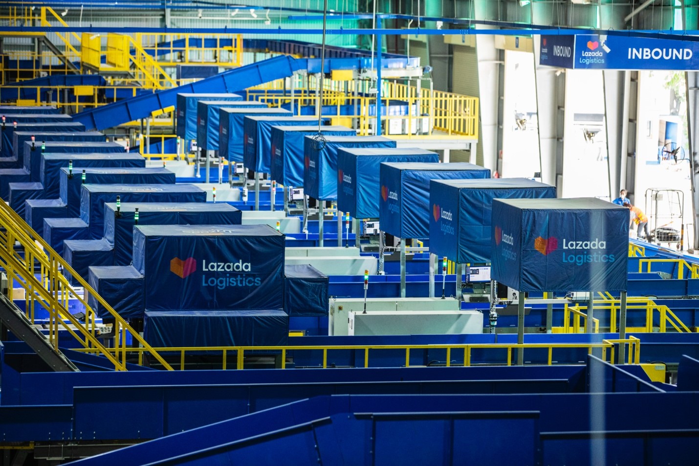 Trung t&acirc;m ph&acirc;n loại h&agrave;ng h&oacute;a c&ocirc;ng nghệ cao nổi bật với khả năng xử l&yacute; tới 1 triệu bưu kiện mỗi ng&agrave;y.