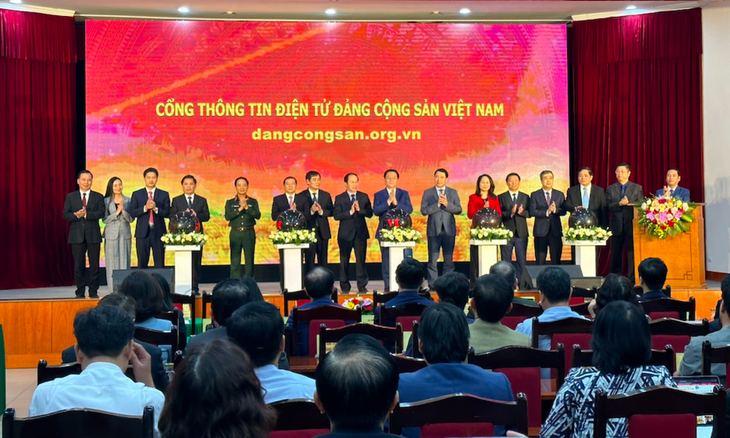 Trưởng Ban Tuyên giáo Trung ương Nguyễn Trọng Nghĩa cùng các đại biểu thực hiện nghi thức khai trương Cổng thông tin điện tử Đảng Cộng sản Việt Nam.