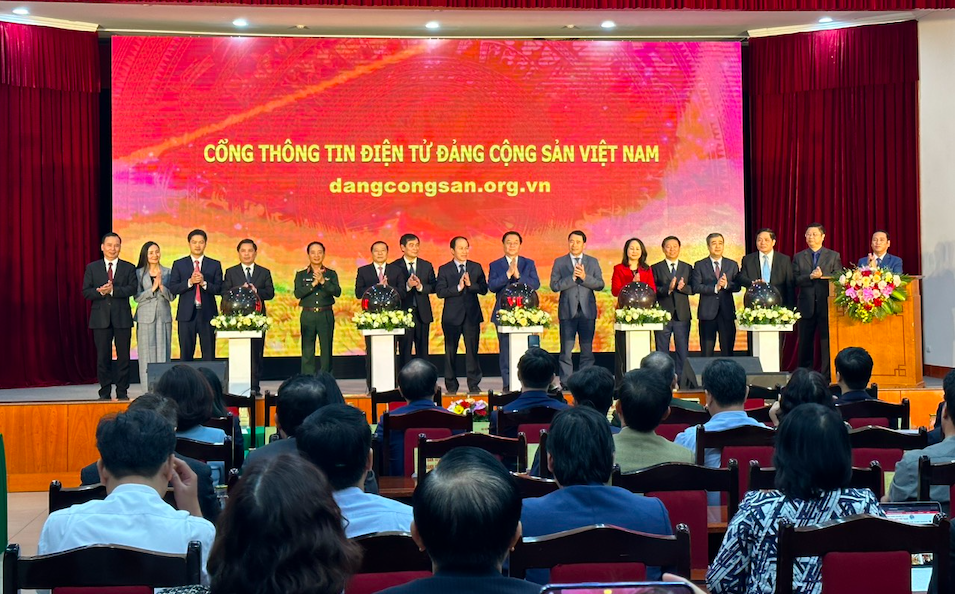 Trưởng Ban Tuyên giáo Trung ương Nguyễn Trọng Nghĩa cùng các đại biểu thực hiện nghi thức khai trương Cổng thông tin điện tử Đảng Cộng sản Việt Nam.