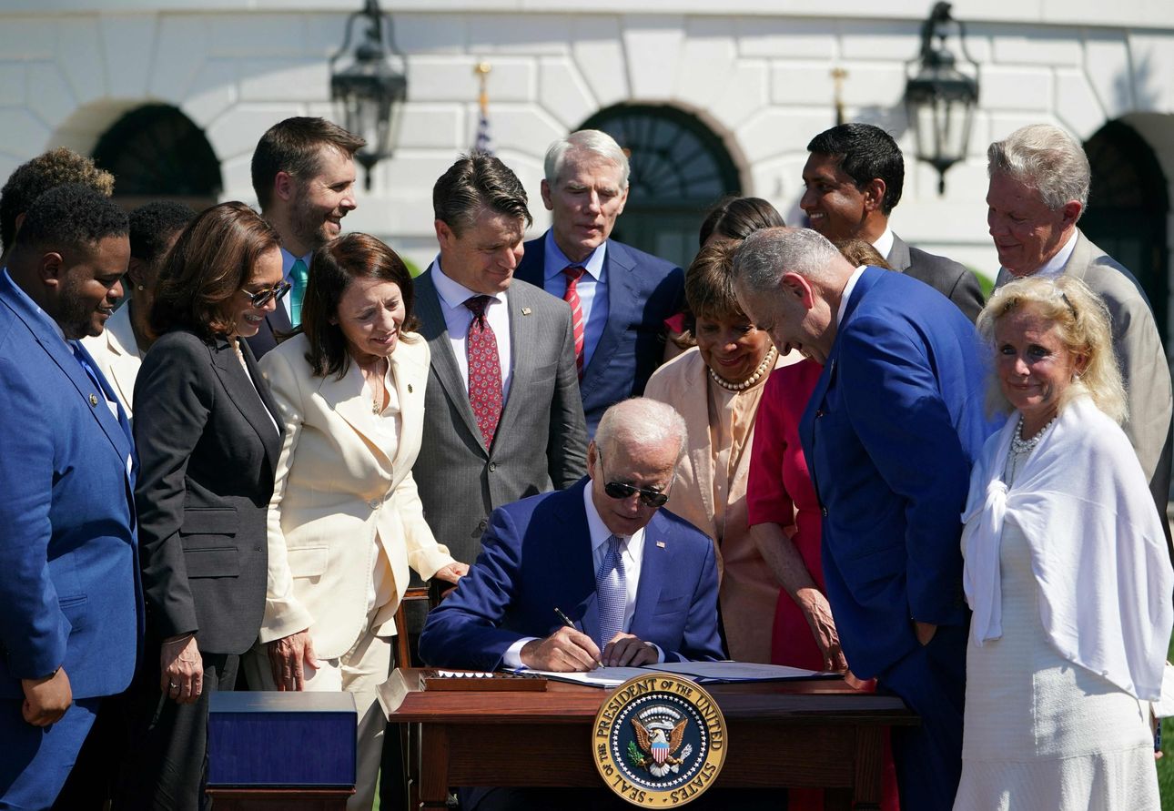 Tổng thống Mỹ Joe Biden ký Đạo luật chip vào tháng 8/2022 - Ảnh: Getty Images