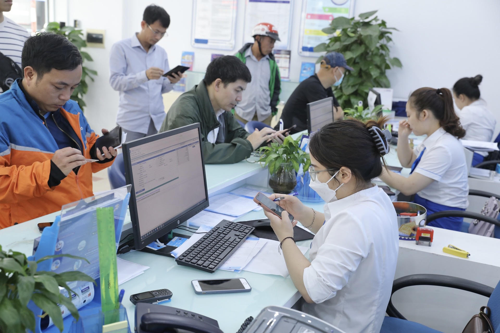 Người dân đến thực hiện chuẩn hóa thông tin thuê bao tại nhà mạng