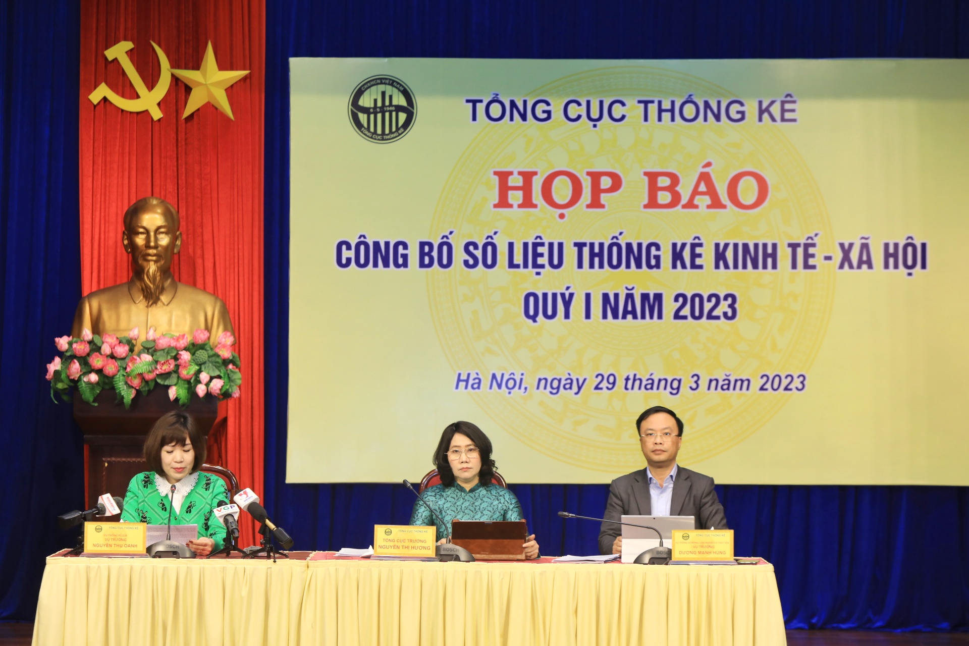Đại diện Tổng cục Thống kê trả lời câu hỏi của báo chí.