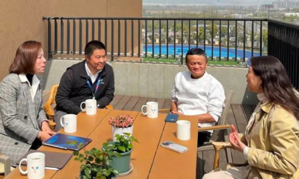 Ông Jack Ma trò chuyện với các giáo viên của trường Hangzhou Yungu School ngày 27/3 - Ảnh: Hangzhou Yungu School