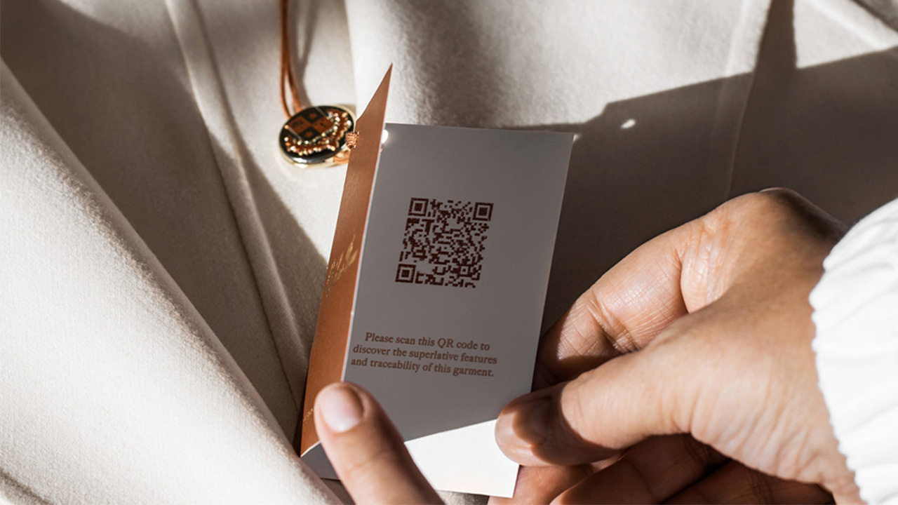 Aura Blockchain Consortiumsẽ cung cấp cho Loro Piana một mã QR cho phép khách hàng theo dõi tính xác thực bền vững của len. 