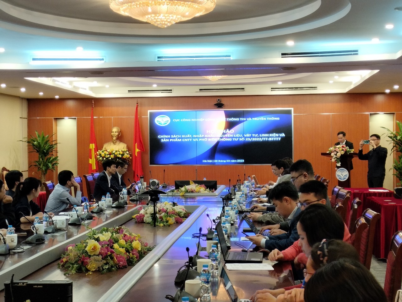 Năm 2022, doanh thu phần cứng điện tử là 135 tỷ USD chiếm tỷ trọng 17,8% toàn ngành công nghiệp.