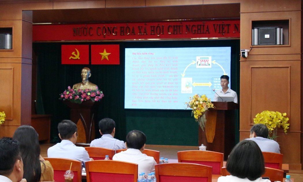 Đại diện UBND Quận 1 giới thiệu ứng dụng WEBGIS quản lý hộ kinh doanh theo thời gian thực sáng 29/3.