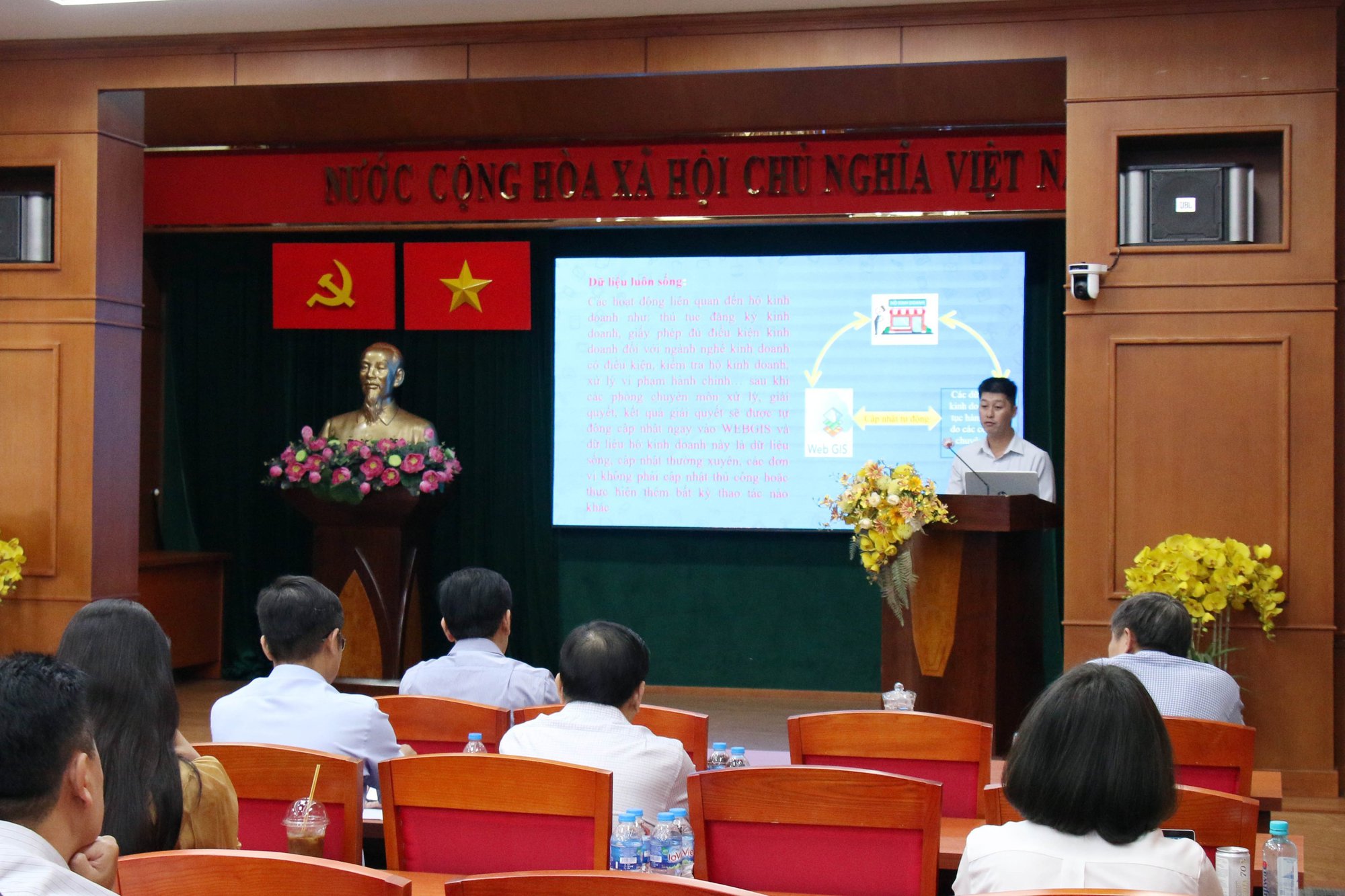 Đại diện UBND Quận 1 giới thiệu ứng dụng WEBGIS quản lý hộ kinh doanh theo thời gian thực sáng 29/3.