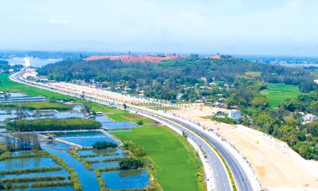 Việc đầu tư đường Hoàng Sa - Dốc Sỏi sẽ tạo thành hành lang phát triển kinh tế chủ đạo của Quảng Ngãi, thu hút đầu tư và khai thác tiềm năng phát triển kinh tế...