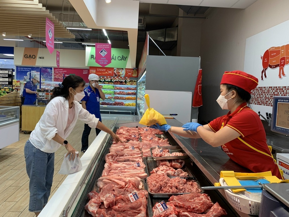 "Kẻ khóc, người cười", dù người chăn nuôi thua lỗ nhưng vẫn tồn tại một nghịch lý là người bán lẻ “lãi dày”.