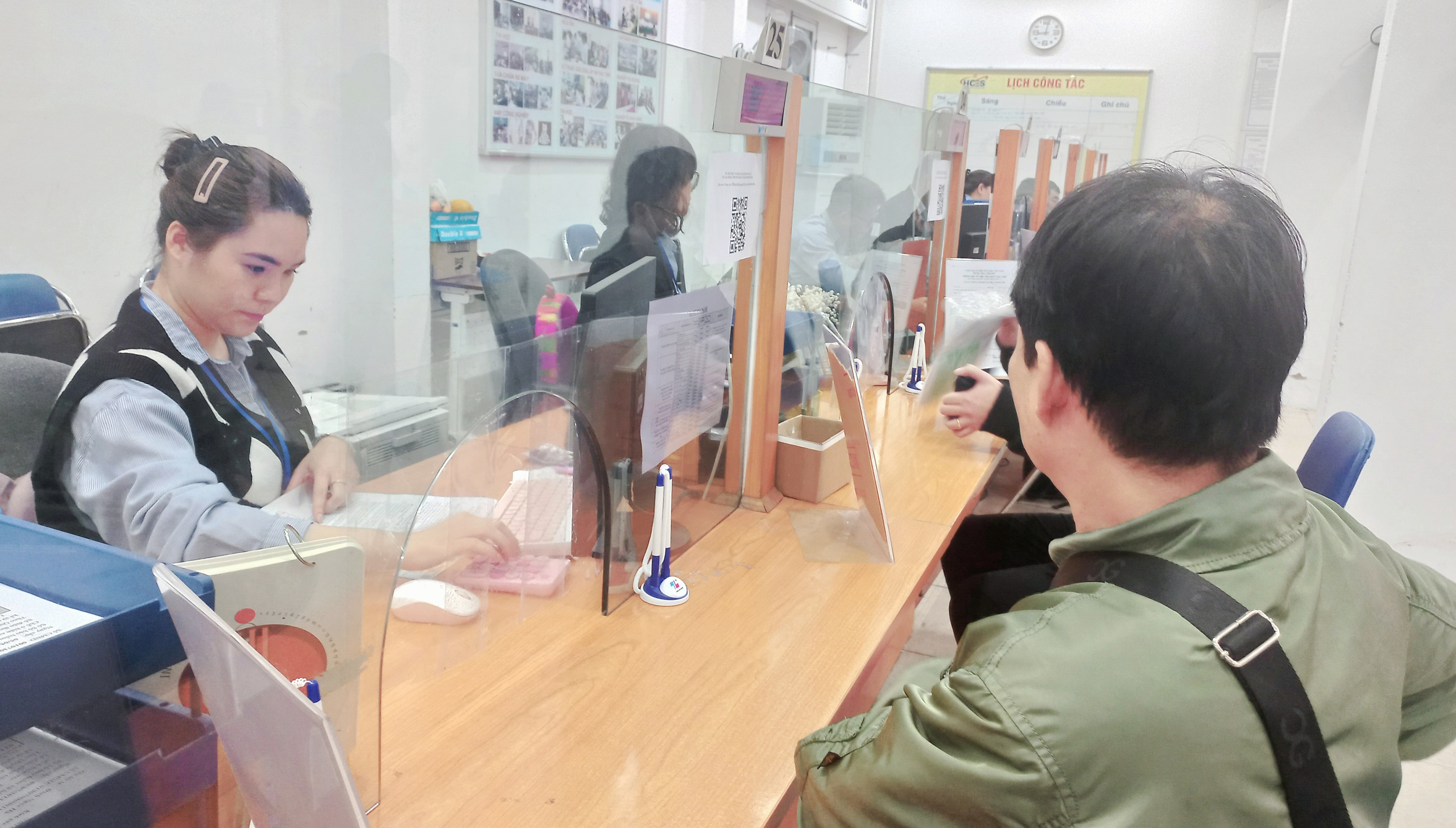 Người lao động l&agrave;m thủ tục hưởng ch&iacute;nh s&aacute;ch bảo hiểm thất nghiệp tại Trung t&acirc;m Dịch vụ việc l&agrave;m H&agrave; Nội. Ảnh - N.Dương.