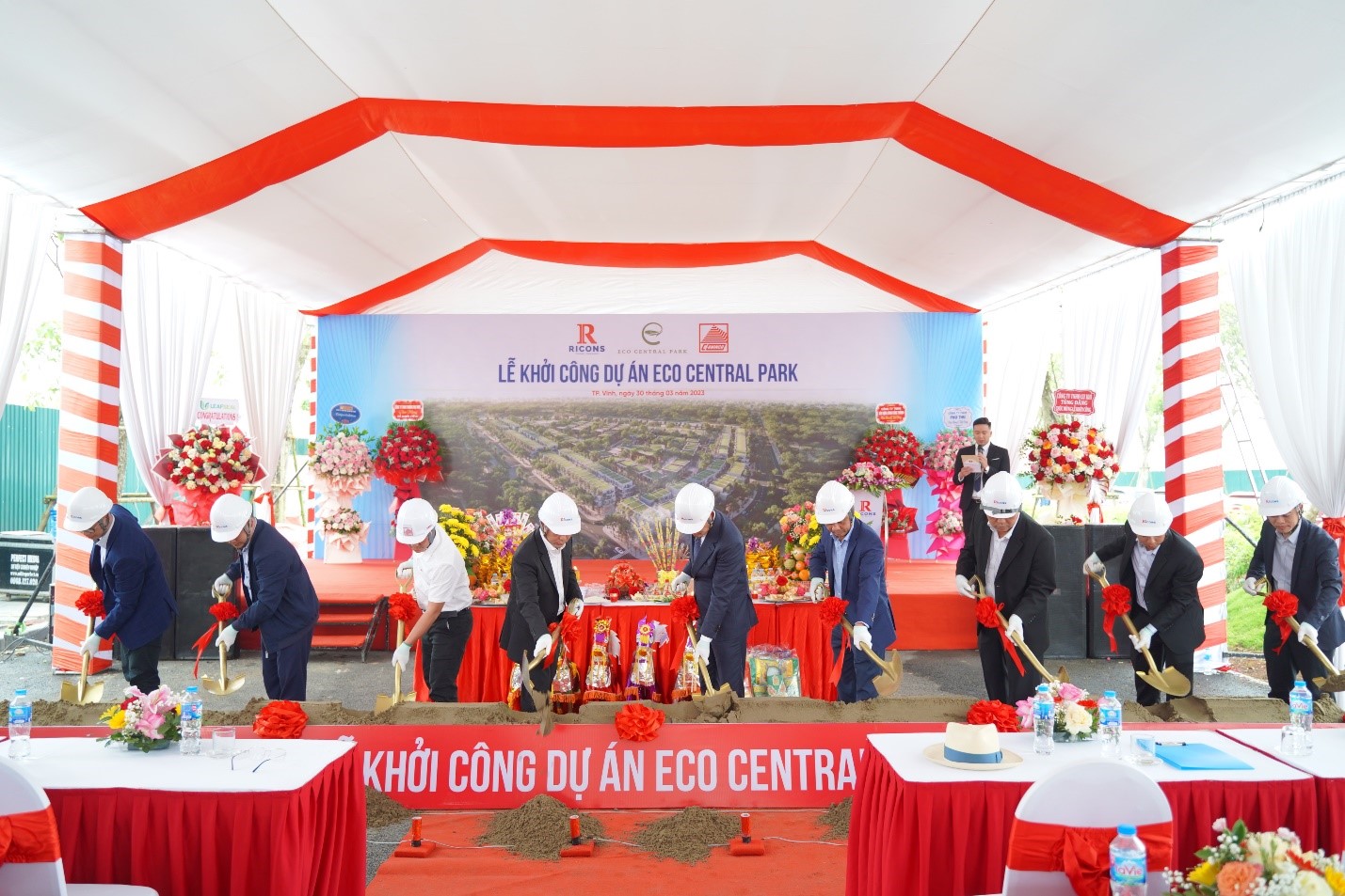 Nghi thức khởi công diễn ra trong không khí trang trọng.