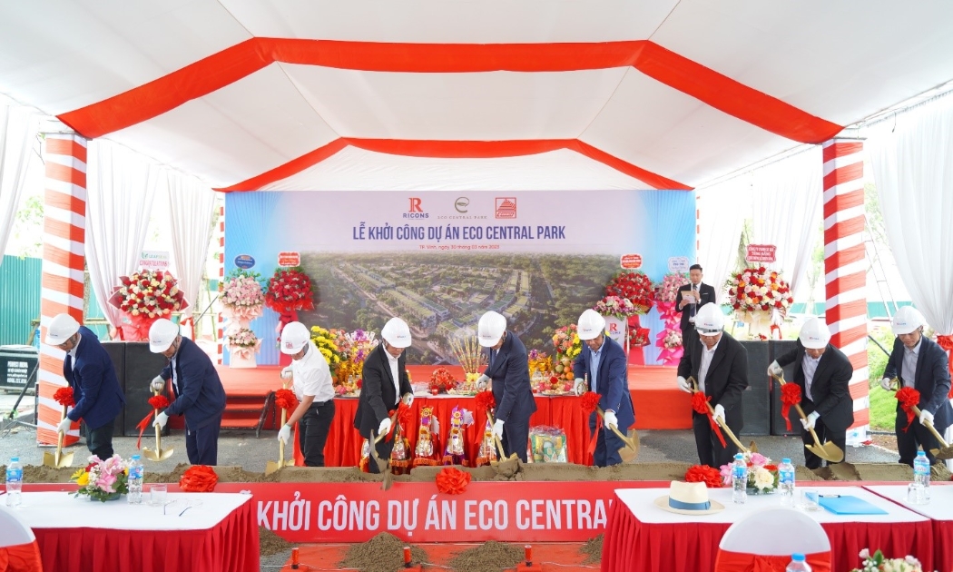 Nghi thức khởi công diễn ra trong không khí trang trọng.