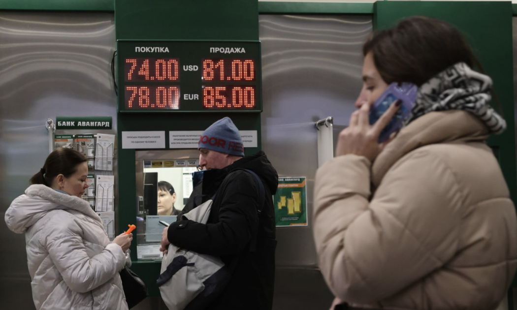 Một điểm thu đổi ngoại tệ ở Moscow. Đồng Rúp đã giảm hơn 20% so với đồng USD kể từ tháng 11 năm ngoái tới nay - Ảnh: Getty/WSJ.