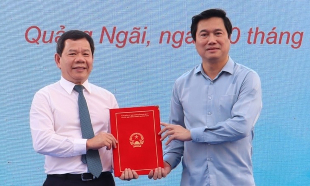 Lãnh đạo Bộ Xây dựng trao Quyết định của Thủ tướng Chính phủ phê duyệt đồ án điều chỉnh tổng thể Quy hoạch chung xây dựng Khu kinh tế Dung Quất đến năm 2045 cho lãnh đạo tỉnh Quảng Ngãi. (Ảnh: Nhân dân).