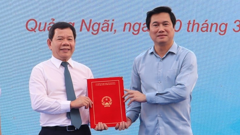 Lãnh đạo Bộ Xây dựng trao Quyết định của Thủ tướng Chính phủ phê duyệt đồ án điều chỉnh tổng thể Quy hoạch chung xây dựng Khu kinh tế Dung Quất đến năm 2045 cho lãnh đạo tỉnh Quảng Ngãi. (Ảnh: Nhân dân).