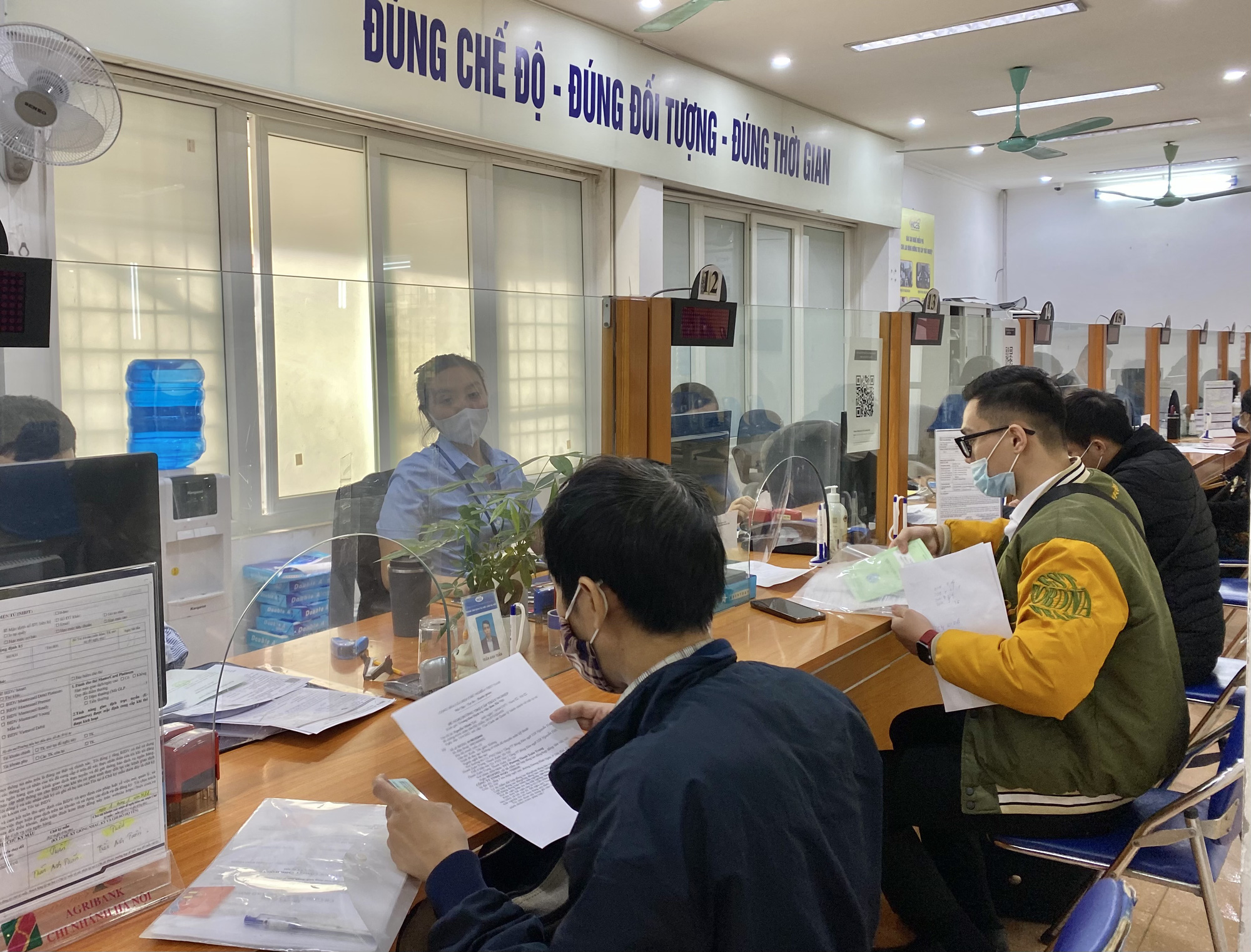 Người lao động đến giao dịch tại Trung t&acirc;m Dịch vụ việc l&agrave;m H&agrave; Nội - Ảnh: Việt H&ugrave;ng