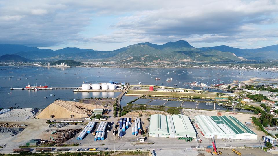 Ph&aacute;t triển khu vực vịnh Cam Ranh l&agrave; v&ugrave;ng trọng điểm về kinh tế, x&atilde; hội gắn với quốc ph&ograve;ng, an ninh.