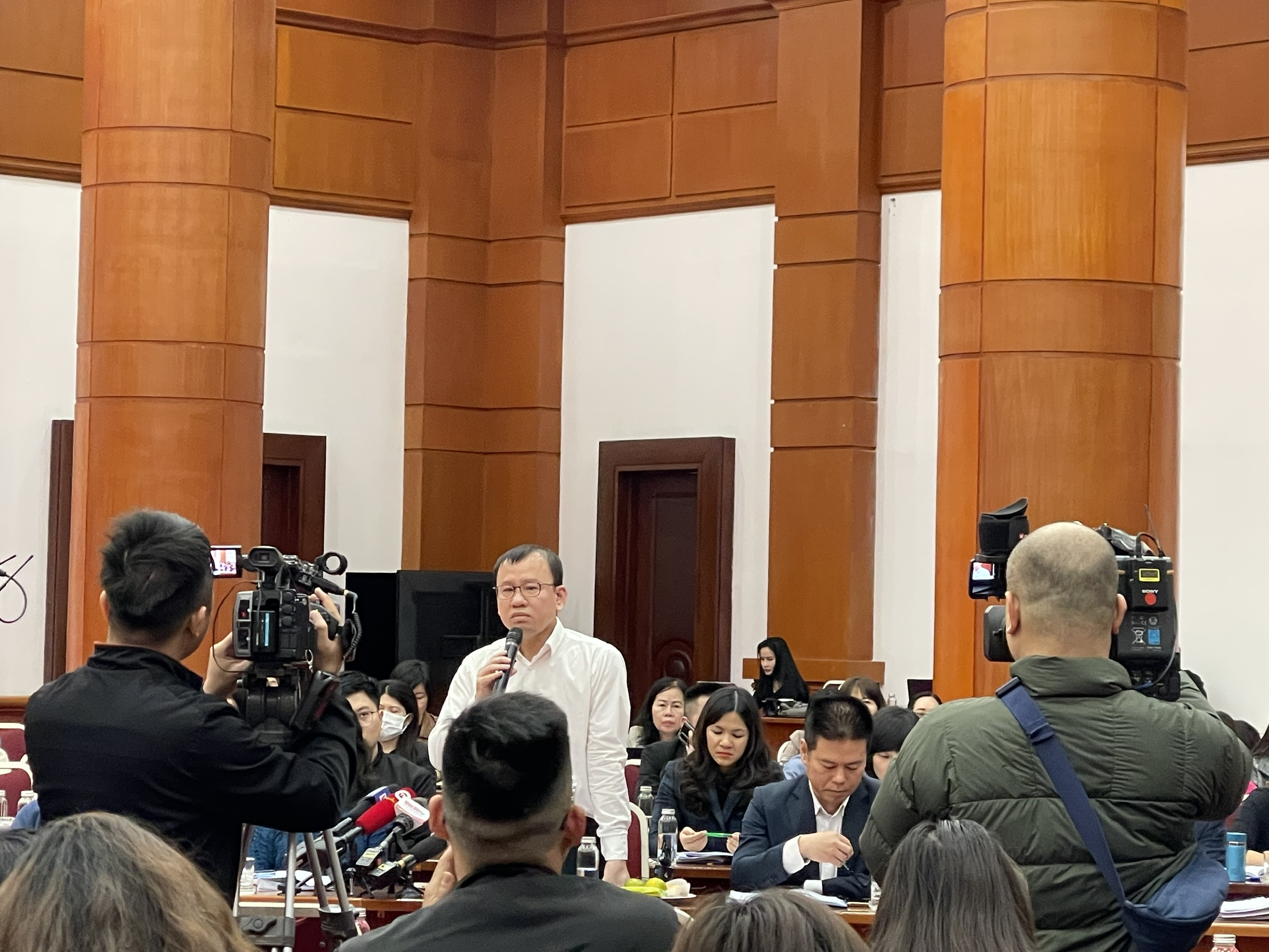 &Ocirc;ng&nbsp;Nguyễn Ho&agrave;ng Dương,&nbsp;Ph&oacute; Vụ trưởng&nbsp;Vụ T&agrave;i ch&iacute;nh c&aacute;c ng&acirc;n h&agrave;ng v&agrave; Tổ chức t&agrave;i ch&iacute;nh chia sẻ tại buổi họp b&aacute;o chiều ng&agrave;y 30/3.