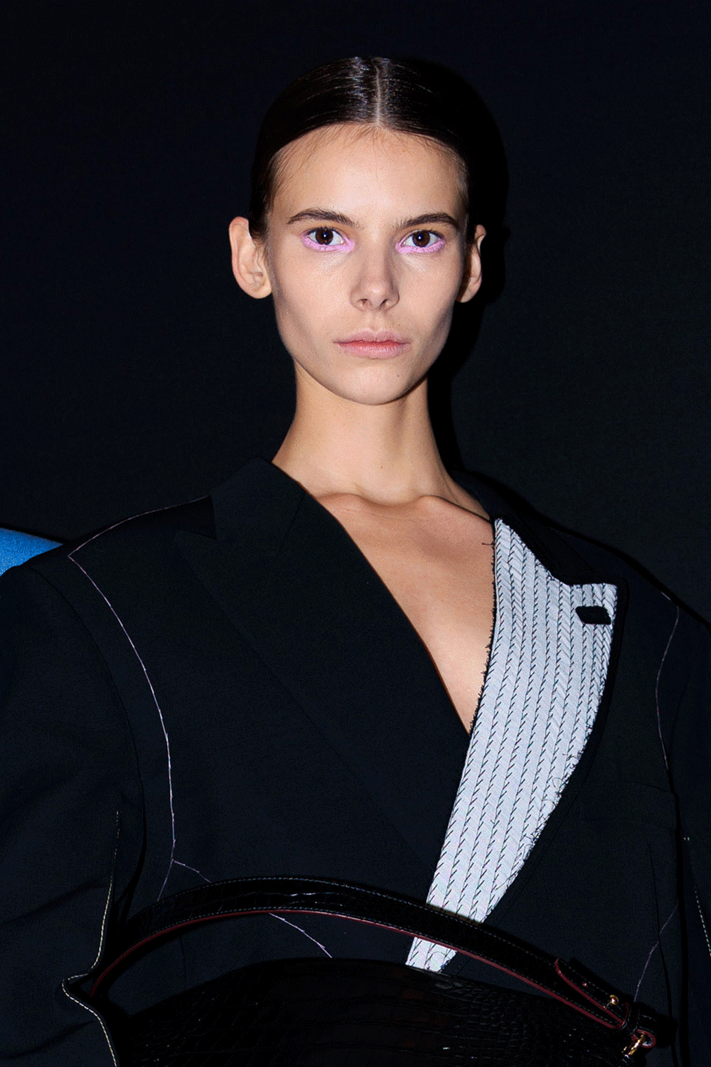 Victoria Beckham đã giới thiệu sản phẩm phấn mắt dạng kem mới trên sàn diễn Tuần lễ thời trang Paris.