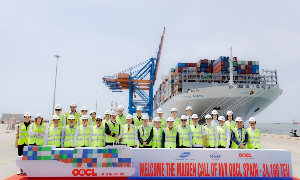 Siêu tàu container M/V OOCL Spain tải trọng 232.000 DWT lớn nhất thế giới vừa cập cảng quốc tế Gemalink hôm 30/3/2023.
