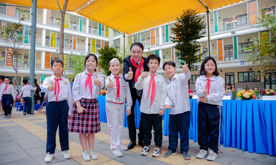 Ông Masaaki Fujiwara chụp hình cùng học sinh trường Tiểu học Kim Đồng trong Lễ khởi công chương trình “Mizuiku – Em yêu nước sạch 2023”.