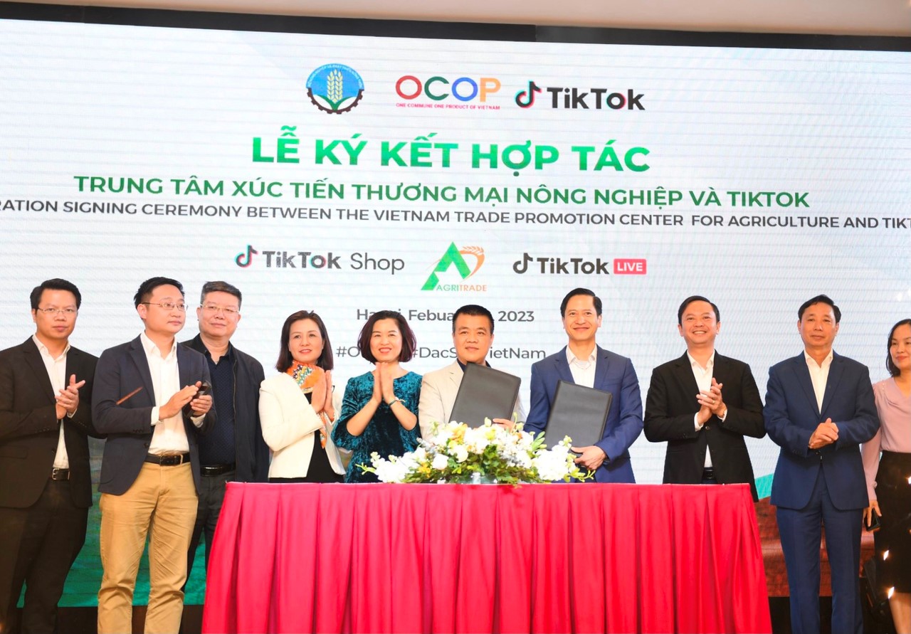 Buổi k&yacute; kết hợp t&aacute;c ch&iacute;nh thức giữa Trung t&acirc;m x&uacute;c tiến Thương mại N&ocirc;ng nghiệp - Bộ N&ocirc;ng nghiệp v&agrave; Ph&aacute;t triển N&ocirc;ng th&ocirc;n v&agrave; TikTok.