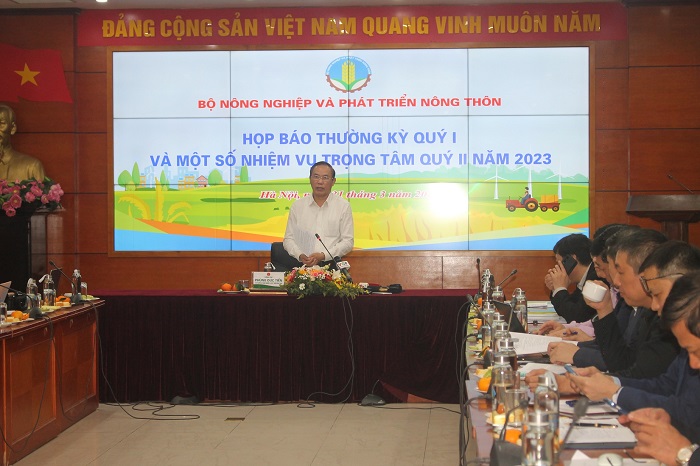 Thứ trưởng Phùng Đức Tiến chủ trì họp báo.