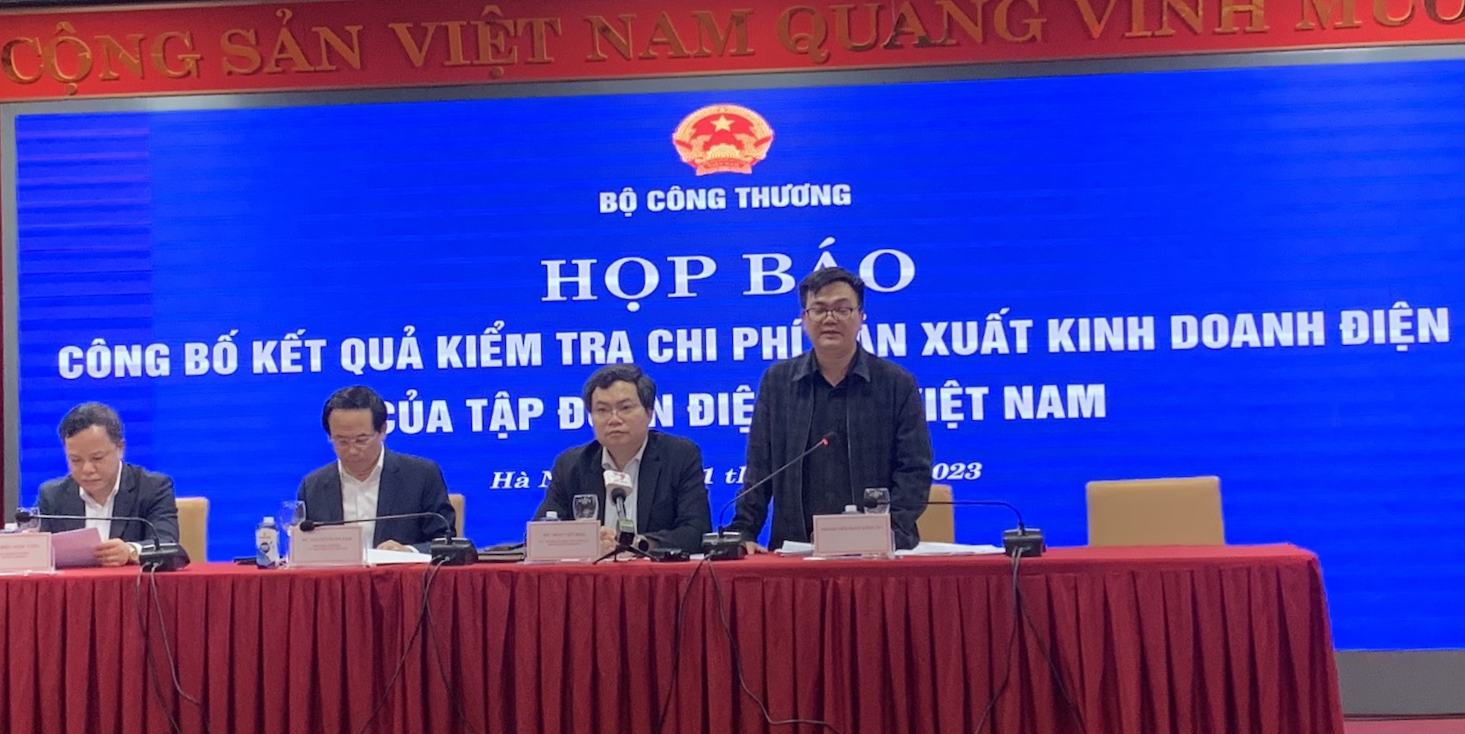 Chia sẻ tại buổi họp b&aacute;o, &ocirc;ng Nguyễn Xu&acirc;n Nam, Ph&oacute; Tổng Gi&aacute;m đốc EVN cho biết hiện gi&aacute; than, gi&aacute; kh&iacute; đ&atilde; thực hiện theo cơ chế thị trường, nhưng gi&aacute; b&aacute;n lẻ điện chưa được điều chỉnh kịp thời theo biến động của gi&aacute; c&aacute;c loại nhi&ecirc;n liệu đầu v&agrave;o đang g&acirc;y &aacute;p lực lớn đến c&acirc;n đối t&agrave;i ch&iacute;nh của EVN.