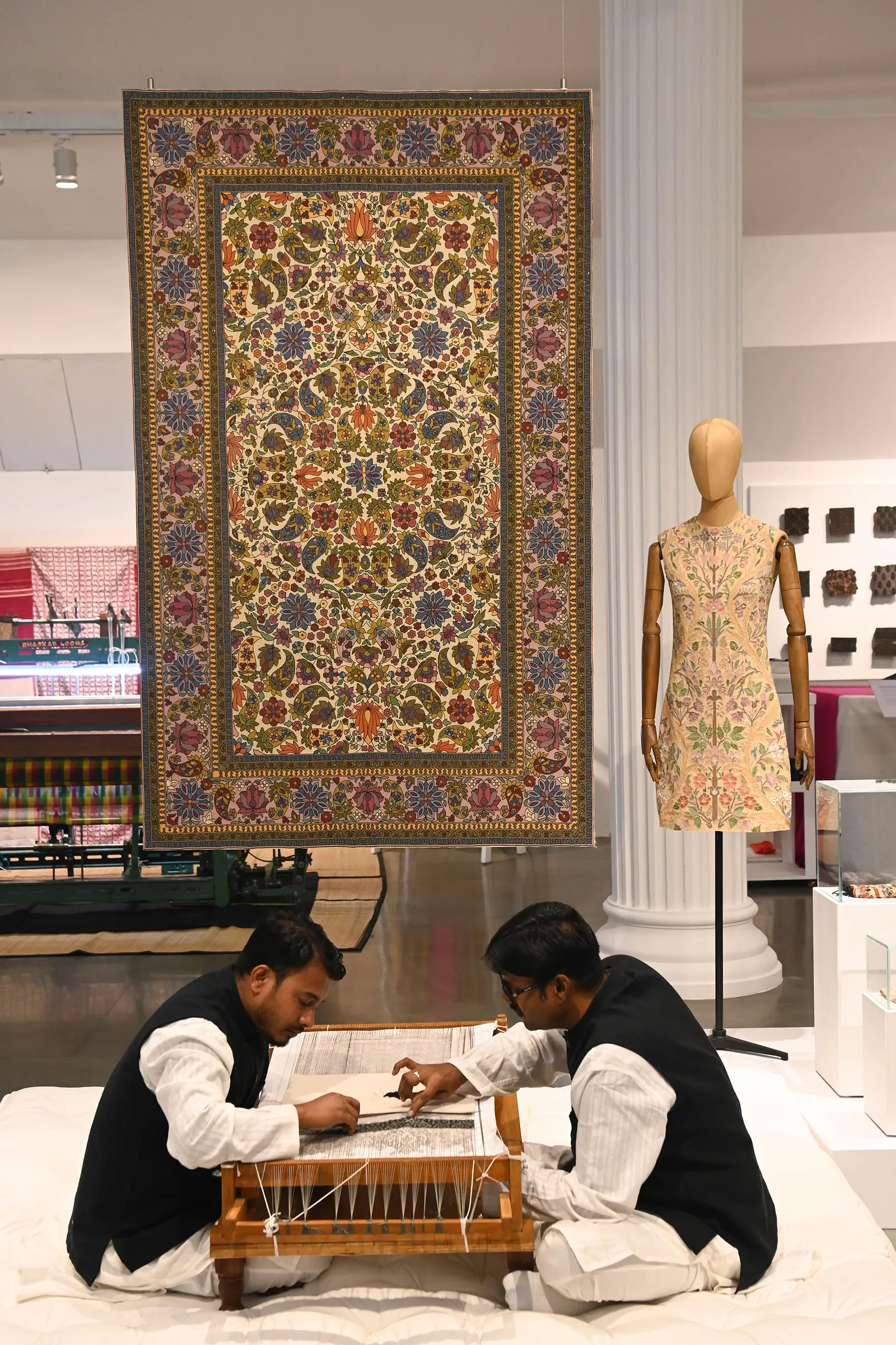 Trường Thủ c&ocirc;ng Chanakya&nbsp;trước buổi tr&igrave;nh diễn của Dior ở Mumbai.