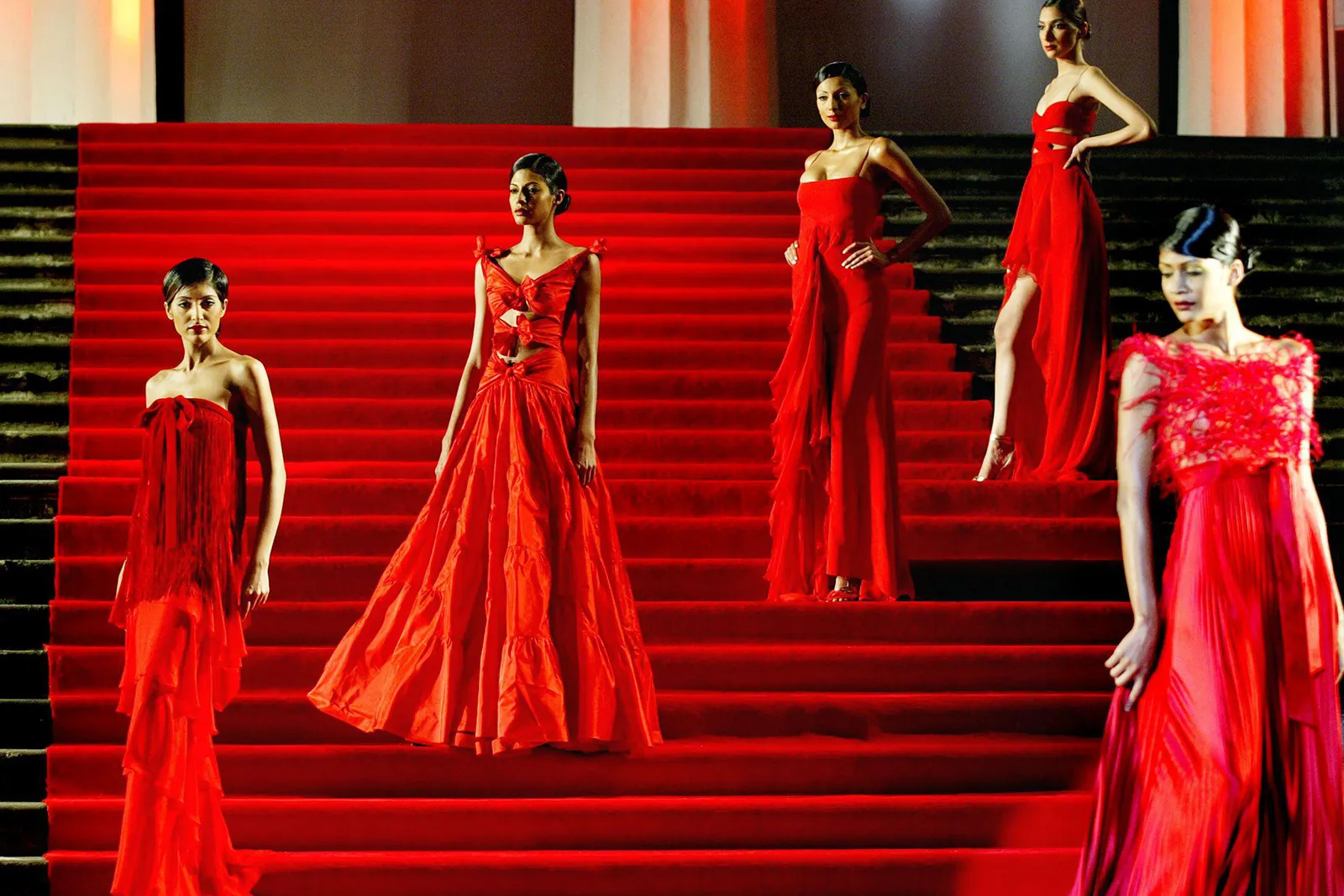 Buổi trình diễn của Valentino tại Mumbai vào tháng 12/2004.