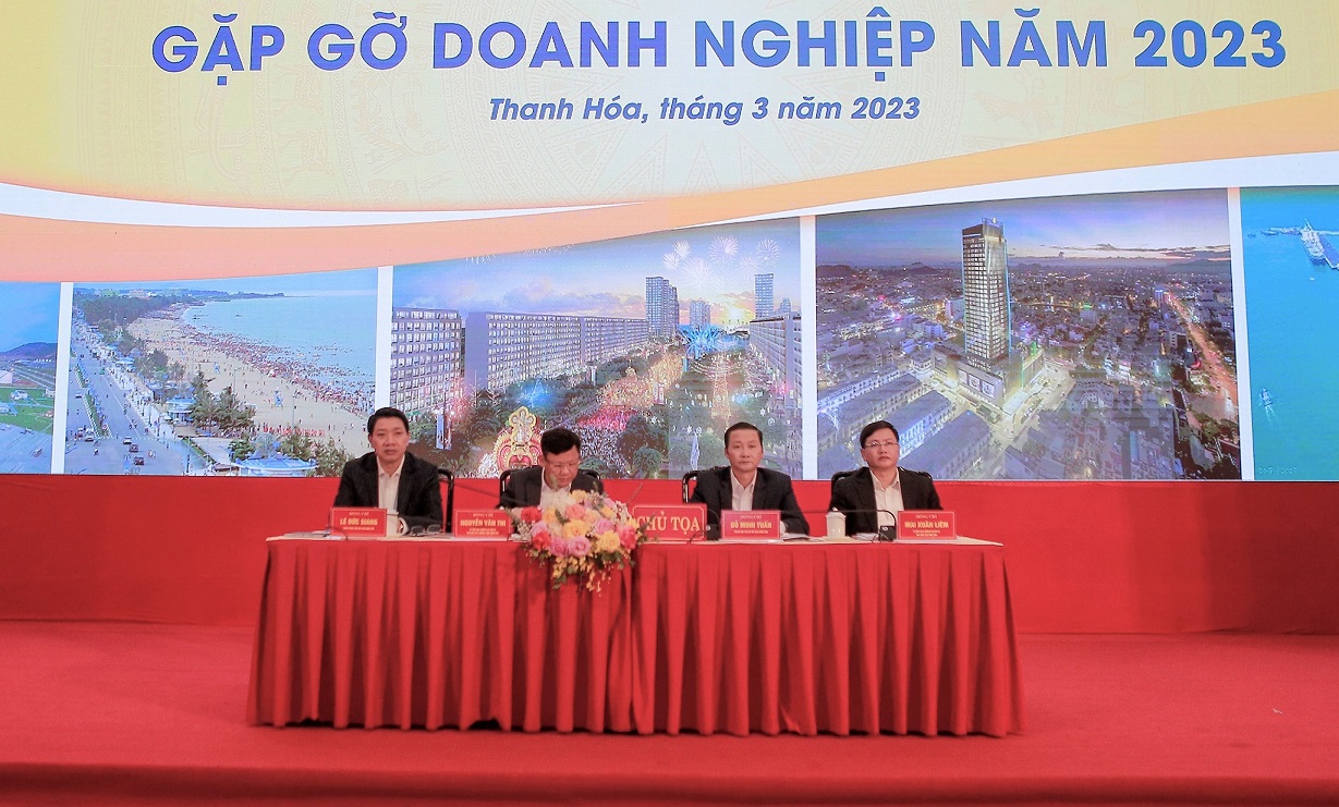 Chủ tịch tỉnh Thanh Hóa Đỗ Minh Tuấn cùng các Phó Chủ tịch: Nguyễn Văn Thi, Mai Xuân Liêm, Lê Đức Giang chủ trì Hội nghị