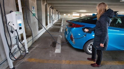 Vinh Phuc keen on US investment in electric vehicles